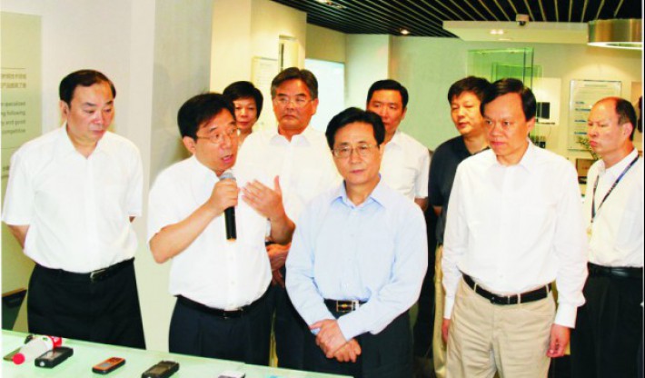 曾任中央书记处书记赵洪祝（时任浙江省委书记）；中央政治局委员黄坤明（时任杭州市委书记）